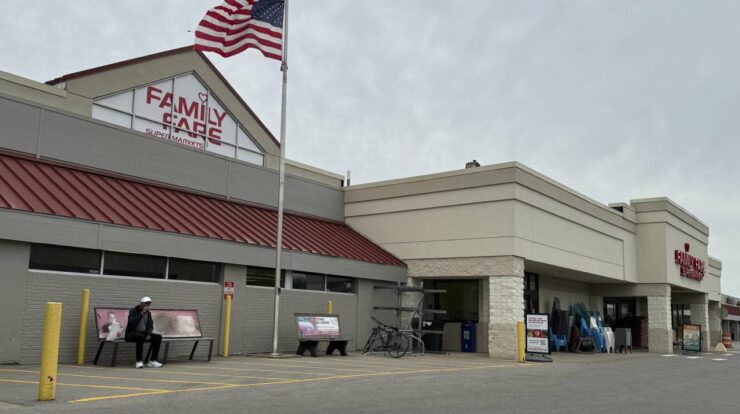 Michigan grocery store sign woman reddit